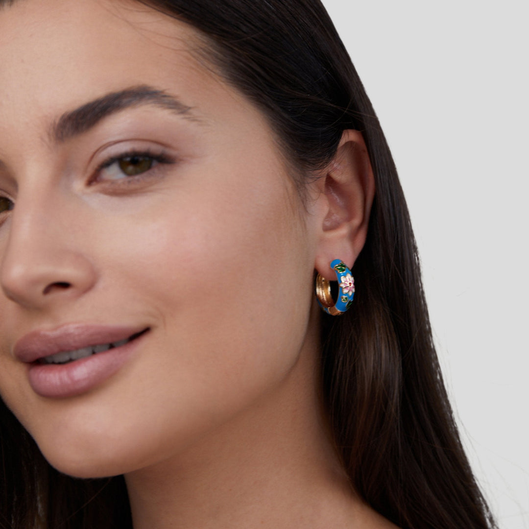 DELACROIX | BOUCLES D’OREILLES EN CERCLE DORÉ AVEC FLEUR